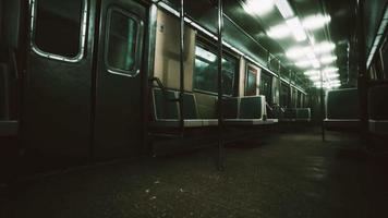 vagão do metrô está vazio por causa do surto de coronavírus na cidade video