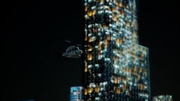 hélicoptère au ralenti près des gratte-ciel la nuit