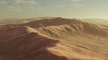 dunas de arena al atardecer en el desierto del sahara video
