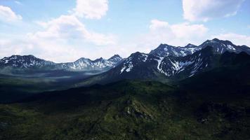 montagnes aux sommets enneigés en été video