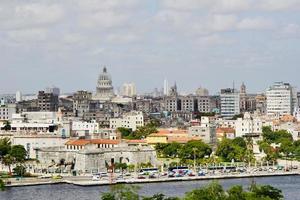 vista del capitolio de la habana y la stella en la plaza de la revolución, cuba foto