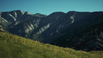 vista panorámica del paisaje montañoso alpino en los alpes video