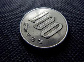 100 japanese yens coin photo