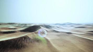 coucher de soleil sur les dunes de sable dans le désert video