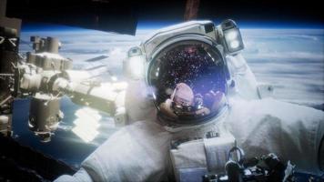 astronaut op ruimtewandeling. elementen van deze afbeelding geleverd door nasa video
