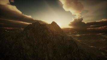 rayos de sol sobre montañas en un valle video