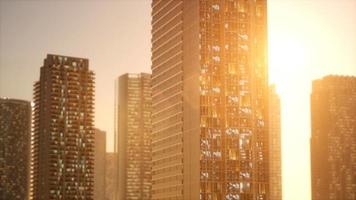 toma aérea al atardecer de los rascacielos del centro de negocios video