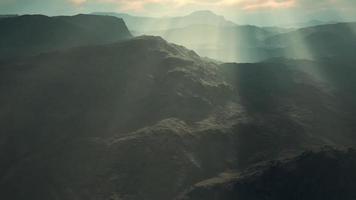 polvo volcánico negro y montañas con niebla en el fondo video