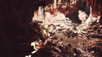 Höhle in einem erloschenen Vulkan, bedeckt mit Gras und Pflanzen video