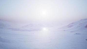 paisaje aéreo de montañas nevadas y costas heladas en la Antártida