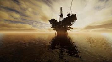 offshore jack up rigg mitt i havet vid solnedgången video