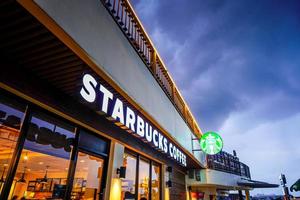 cafetería starbucks junto al río de chaopraya en tha maharaj en bangkok, tailandia. foto