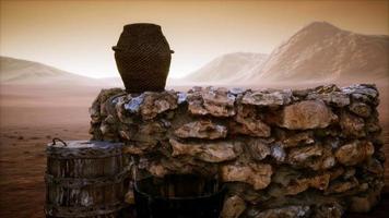 vecchio pozzo d'acqua di pietra nel deserto video