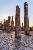 silueta estatua de buda en el templo wat mahathat en el parque histórico de sukhothai, provincia de sukhothai, tailandia. foto