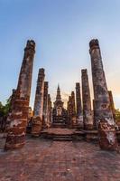 silueta estatua de buda en el templo wat mahathat en el parque histórico de sukhothai, provincia de sukhothai, tailandia. foto