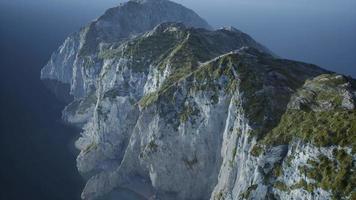 Inseln von Norwegen mit Felsen und Klippen video