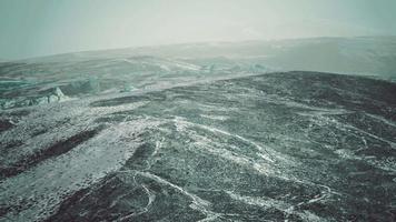 sneeuwijs en rotsen in het noordelijke landschap video