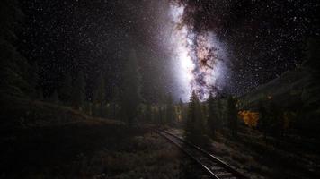 la vía láctea sobre el ferrocarril y el bosque video