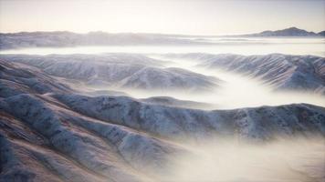 paysage de montagne avec brouillard profond le matin video