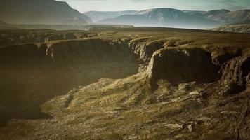 paesaggio tipico delle verdi colline islandesi video