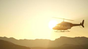 Helicóptero volador en cámara lenta extrema de 8k y cielo al atardecer