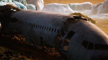 avion s'est écrasé sur une montagne video