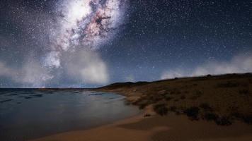 Vintergatan galaxen över den tropiska ön video