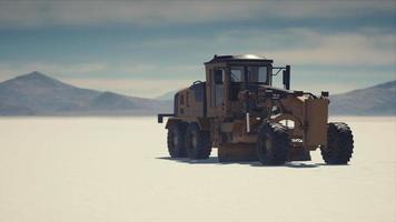 máquina niveladora de carreteras en la carretera del desierto de sal video