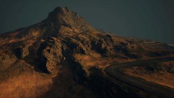 Route de l'océan 8k en Ecosse au coucher du soleil video