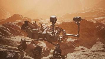 curiosidad mars rover explorando la superficie del planeta rojo. elementos de esta imagen proporcionados por la nasa video