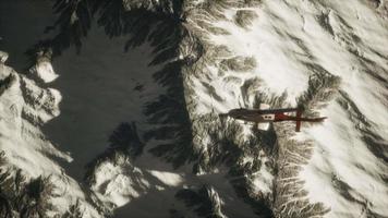 helicóptero sobre montañas en la nieve