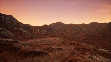étonnantes formations de grès dans le célèbre coucher de soleil à monument valley video