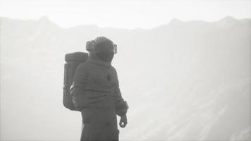 astronaute sur une autre planète avec poussière et brouillard video