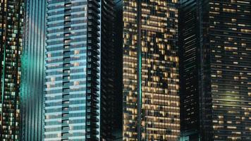 arquitetura noturna de arranha-céus com fachada de vidro video
