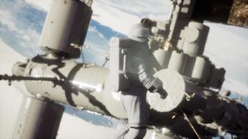 Astronaute 8k à l'extérieur de la station spatiale internationale lors d'une sortie dans l'espace