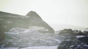 sneeuwijs en rotsen in het noordelijke landschap video