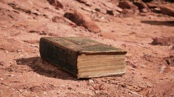 vieux livre dans le désert de roche rouge