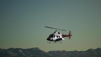 hélicoptère volant au ralenti extrême et ciel coucher de soleil video