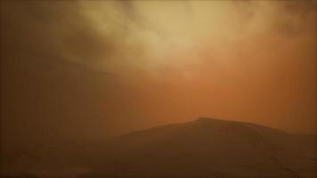Tempête de sable 8k dans le désert au coucher du soleil video