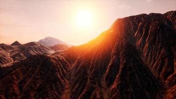 rayons de soleil sur les montagnes dans une vallée video