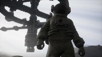 astronauta su un altro pianeta con polvere e nebbia video