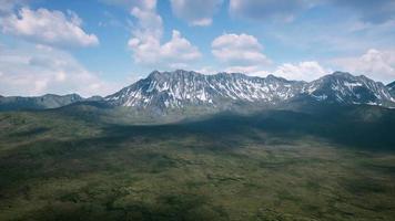 montagnes aux sommets enneigés en été video