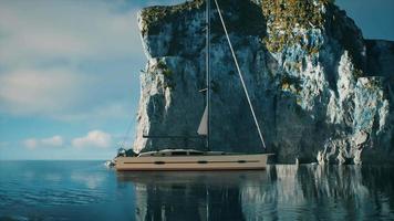 Yacht im Meer mit grüner Felseninsel video