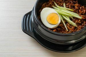 fideos instantáneos coreanos con salsa de frijoles negros foto