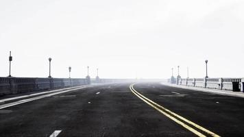 Beleuchtete leere Straßenbrücke im Nebel video
