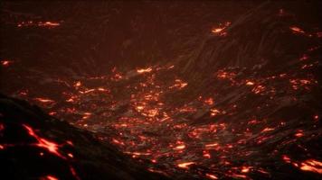 rot-orange leuchtende geschmolzene Lava, die auf ein graues Lavafeld und glänzendes felsiges Land fließt video