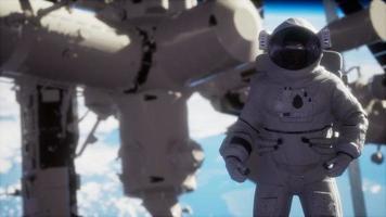 8k-Astronaut außerhalb der internationalen Raumstation auf einem Weltraumspaziergang video