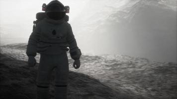 astronaut op een andere planeet met stof en mist video