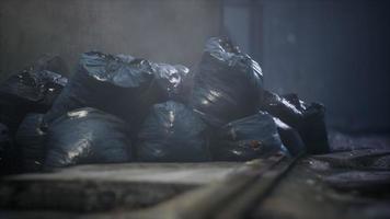 bolsas de basura en la calle de la ciudad una noche video