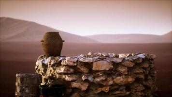 antiguo pozo de agua de piedra en el desierto video